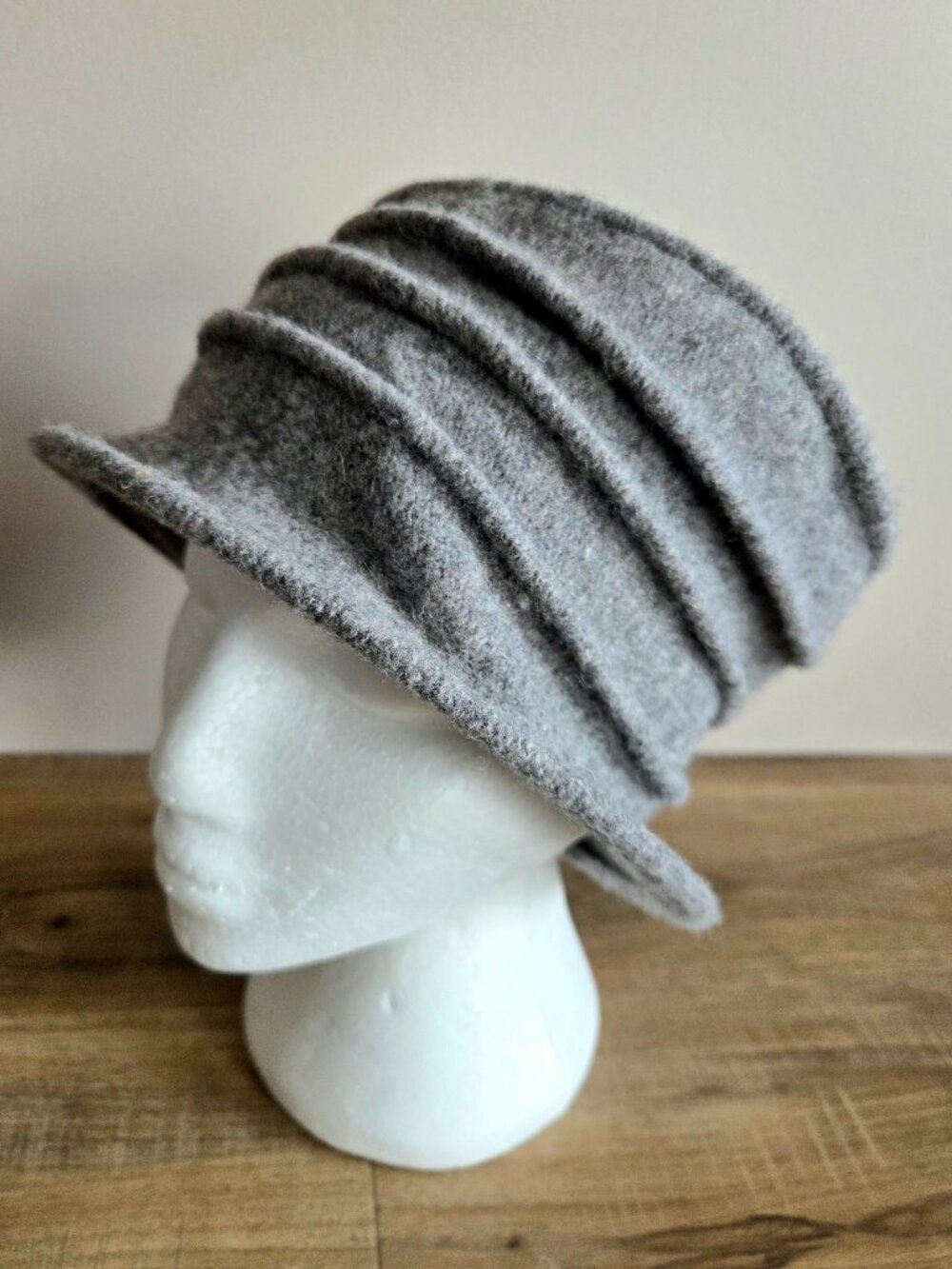 Gray wool hat with floral details on the side. - Picture 4 of 7
